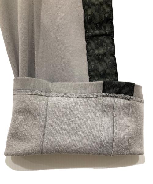 A BATHING APE（アベイシングエイプ）A BATHING APE (アベイシングエイプ) ロゴライントラックパンツ グレー サイズ:Mの古着・服飾アイテム