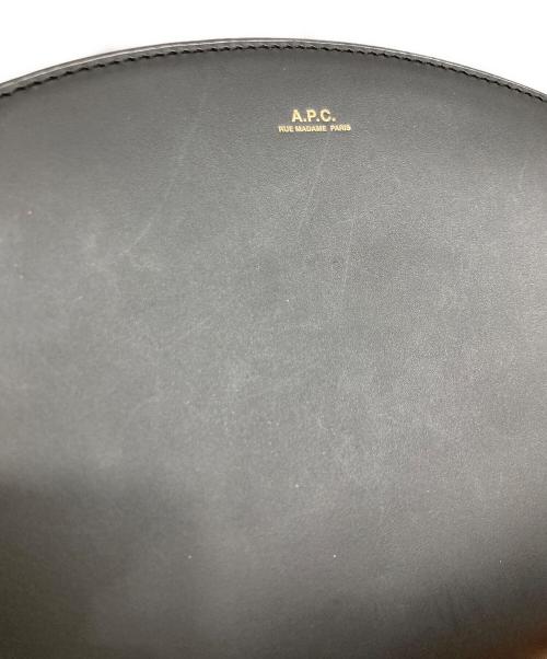 A.P.C.（アーペーセー）A.P.C. (アーペーセー) ハーフムーンショルダーバッグの古着・服飾アイテム