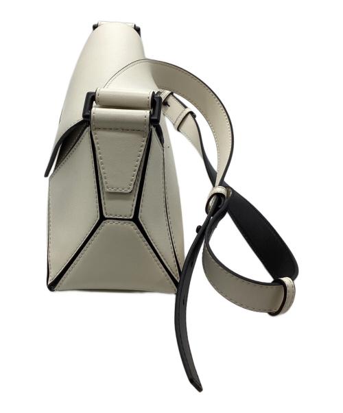 CHARLES & KEITH（チャールズアンドキース）CHARLES & KEITH (チャールズアンドキース) ナスリン ジオメトリックショルダーバッグ ホワイト  / マルチの古着・服飾アイテム