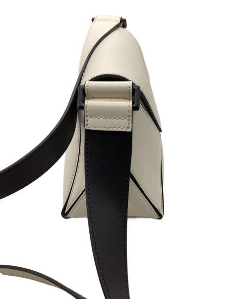 CHARLES & KEITH（チャールズアンドキース）CHARLES & KEITH (チャールズアンドキース) ナスリン ジオメトリックショルダーバッグ ホワイト  / マルチの古着・服飾アイテム