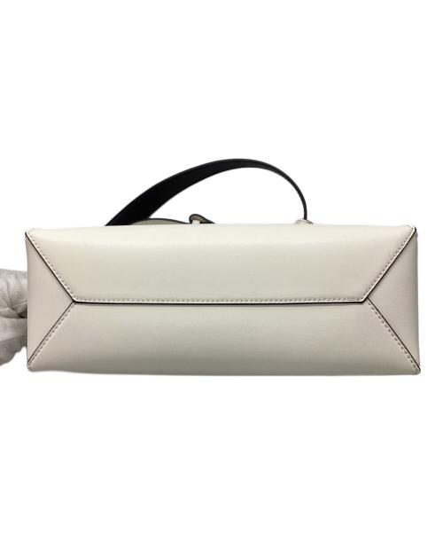 CHARLES & KEITH（チャールズアンドキース）CHARLES & KEITH (チャールズアンドキース) ナスリン ジオメトリックショルダーバッグ ホワイト  / マルチの古着・服飾アイテム
