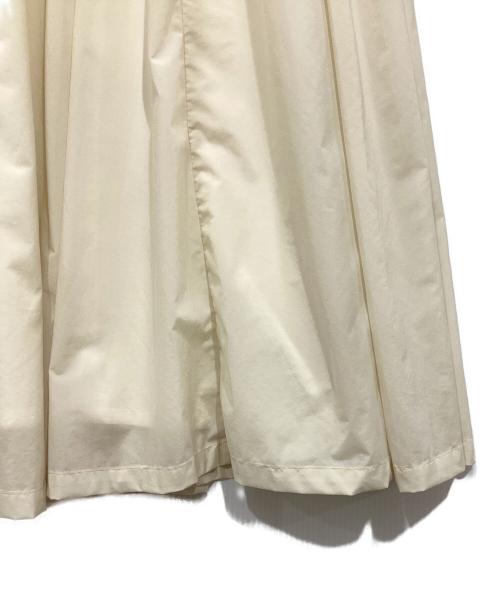 emmi（エミ）emmi (エミ) フォルムタフタボリュームスカート アイボリーの古着・服飾アイテム