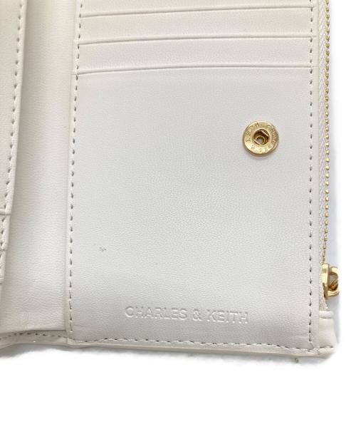 CHARLES & KEITH（チャールズアンドキース）CHARLES & KEITH (チャールズアンドキース) 2つ折り財布 ホワイトの古着・服飾アイテム