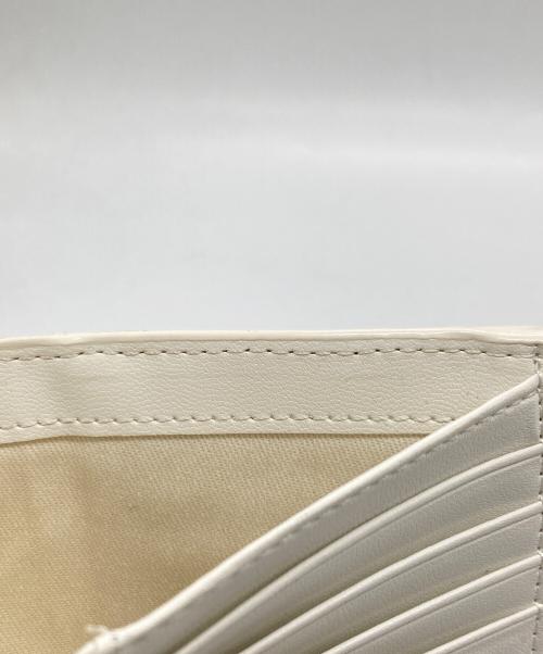 CHARLES & KEITH（チャールズアンドキース）CHARLES & KEITH (チャールズアンドキース) 2つ折り財布 ホワイトの古着・服飾アイテム