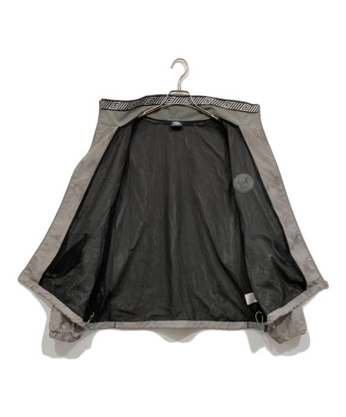UMBRO（アンブロ）UMBRO (アンブロ) FREAK'S STORE別注 総柄ナイロンジャケット グレー サイズ:XLの古着・服飾アイテム