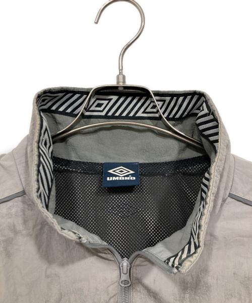 UMBRO（アンブロ）UMBRO (アンブロ) FREAK'S STORE別注 総柄ナイロンジャケット グレー サイズ:XLの古着・服飾アイテム