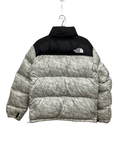 THE NORTH FACE（ザ ノース フェイス）THE NORTH FACE (ザ ノース フェイス) Supreme (シュプリーム) ペーパープリントヌプシダウンジャケット / Paper Print Nuptse Jacket グレー サイズ:Lの古着・服飾アイテム