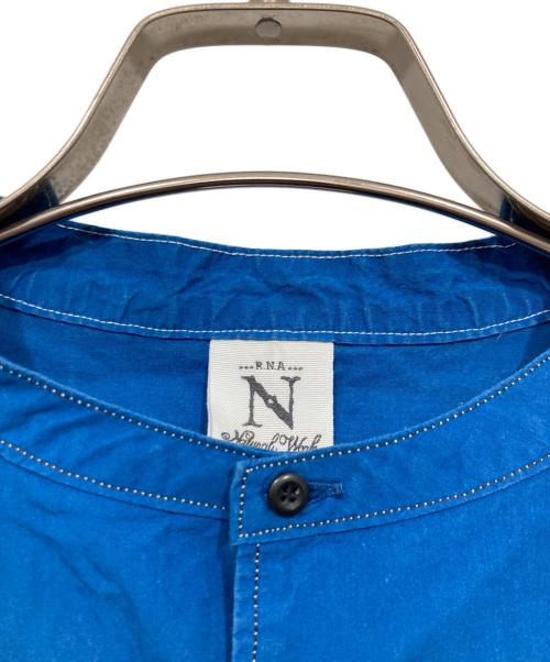 RNA Inc（アールエヌエー）RNA Inc (アールエヌエー) バンドカラーシャツ ブルー サイズ:Mの古着・服飾アイテム