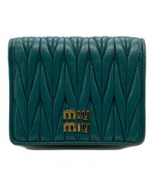 MIU MIU（ミュウミュウ）の古着「2つ折り財布 / マテラッセレザー 折り財布」｜グリーン
