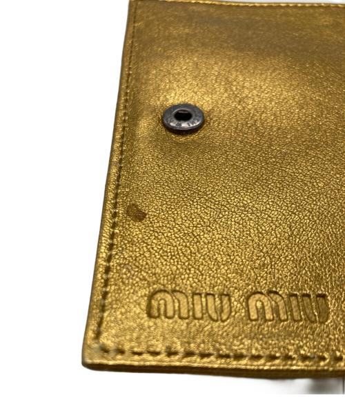 MIU MIU（ミュウミュウ）MIU MIU (ミュウミュウ) がま口2つ折り財布 ゴールドの古着・服飾アイテム