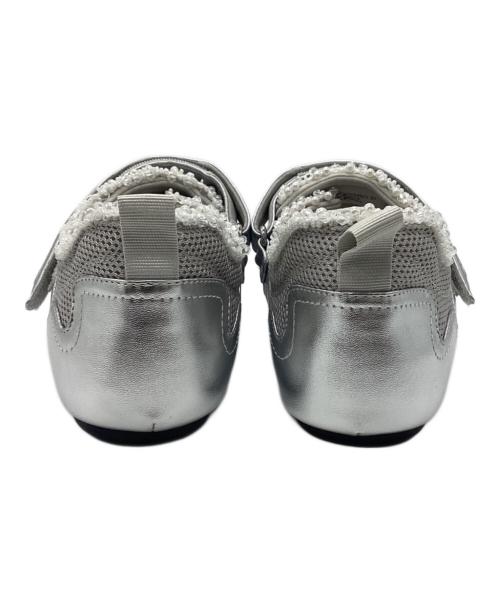 CHARLES & KEITH（チャールズアンドキース）CHARLES & KEITH (チャールズアンドキース) メッシュ パールエンベリシュッドメリージェーンスニーカー シルバー サイズ:37の古着・服飾アイテム