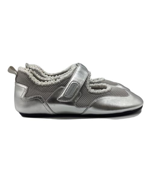 CHARLES & KEITH（チャールズアンドキース）CHARLES & KEITH (チャールズアンドキース) メッシュ パールエンベリシュッドメリージェーンスニーカー シルバー サイズ:37の古着・服飾アイテム