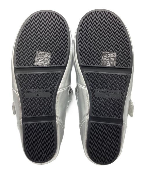 CHARLES & KEITH（チャールズアンドキース）CHARLES & KEITH (チャールズアンドキース) メッシュ パールエンベリシュッドメリージェーンスニーカー シルバー サイズ:37の古着・服飾アイテム