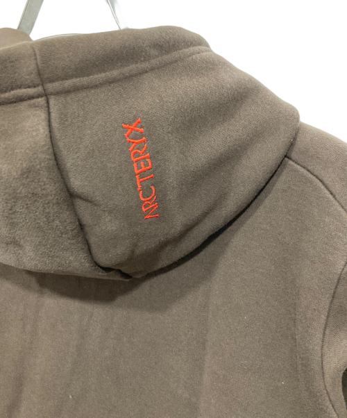 ARC'TERYX（アークテリクス）ARC'TERYX (アークテリクス) プルオーバーパーカー / EMBLEM FLEECE HOODY M ブラウン サイズ:Mの古着・服飾アイテム