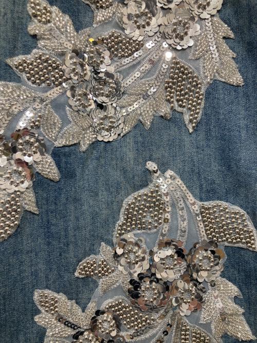 AUBREY By ANDREA&Co.（オーブリー バイ アンドレアアンドコー）AUBREY By ANDREA&Co. (オーブリー バイ アンドレアアンドコー) ビジュー刺繍デニムパンツ ブルー サイズ:サイズ記載なしの古着・服飾アイテム