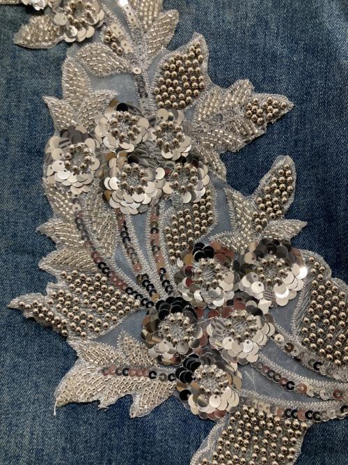 AUBREY By ANDREA&Co.（オーブリー バイ アンドレアアンドコー）AUBREY By ANDREA&Co. (オーブリー バイ アンドレアアンドコー) ビジュー刺繍デニムパンツ ブルー サイズ:サイズ記載なしの古着・服飾アイテム