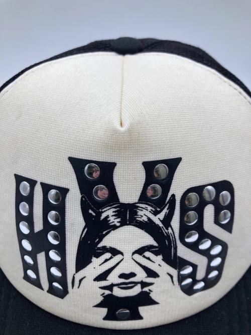 Hysteric Glamour（ヒステリックグラマー）Hysteric Glamour (ヒステリックグラマー) SEE NO EVIL スタッズメッシュキャップ ホワイト×ブラックの古着・服飾アイテム