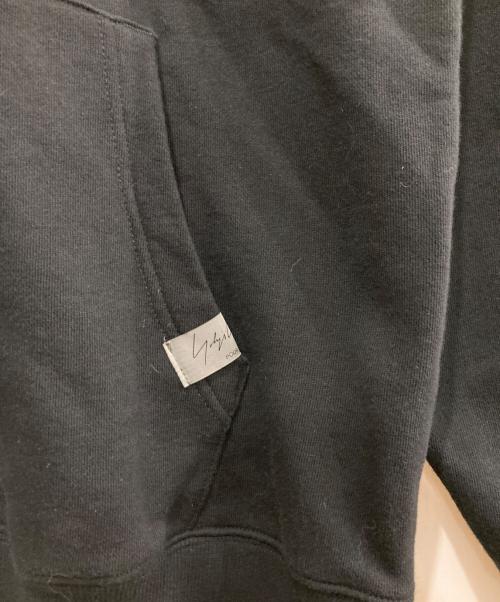 YOHJI YAMAMOTO（ヨウジヤマモト）YOHJI YAMAMOTO (ヨウジヤマモト) New Era (ニューエラ) プルオーバーパーカー/HG-T98-998 ブラック サイズ:XLの古着・服飾アイテム