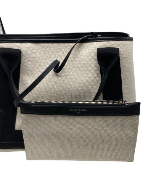BALENCIAGA（バレンシアガ）BALENCIAGA (バレンシアガ) ネイビーカバキャンバストートバッグ/339933・1081 ホワイト×ブラックの古着・服飾アイテム