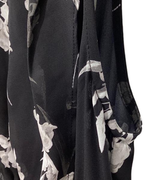 FRAY ID（フレイ アイディー）FRAY ID (フレイ アイディー) ウエストシャーリングフラワープリントワンピース ブラック サイズ:1の古着・服飾アイテム