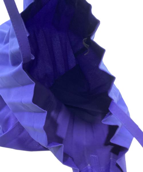 me ISSEY MIYAKE（ミーイッセイ ミヤケ）me ISSEY MIYAKE (ミーイッセイ ミヤケ) プリーツトートバッグ ブルーの古着・服飾アイテム