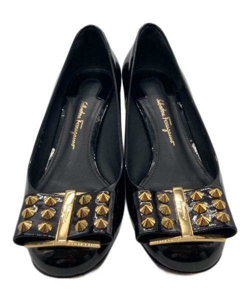 Salvatore Ferragamo（サルヴァトーレ フェラガモ）Salvatore Ferragamo (サルヴァトーレ フェラガモ) フラワースタッズパテントパンプス ブラック サイズ:4 1/2の古着・服飾アイテム