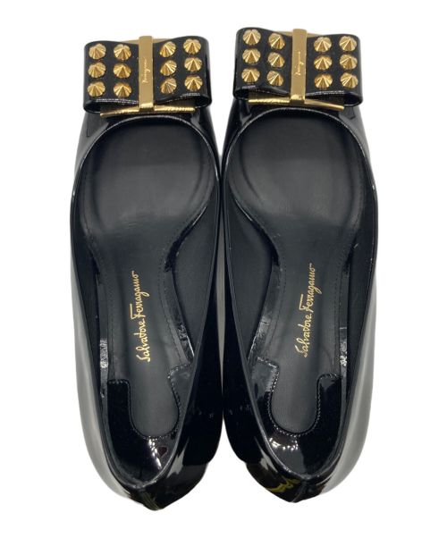 Salvatore Ferragamo（サルヴァトーレ フェラガモ）Salvatore Ferragamo (サルヴァトーレ フェラガモ) フラワースタッズパテントパンプス ブラック サイズ:4 1/2の古着・服飾アイテム