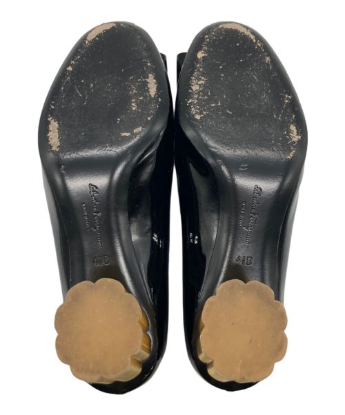 Salvatore Ferragamo（サルヴァトーレ フェラガモ）Salvatore Ferragamo (サルヴァトーレ フェラガモ) フラワースタッズパテントパンプス ブラック サイズ:4 1/2の古着・服飾アイテム