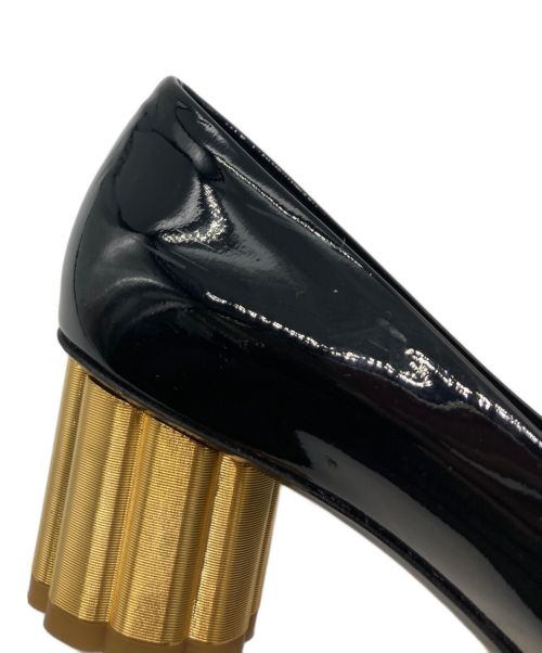 Salvatore Ferragamo（サルヴァトーレ フェラガモ）Salvatore Ferragamo (サルヴァトーレ フェラガモ) フラワースタッズパテントパンプス ブラック サイズ:4 1/2の古着・服飾アイテム