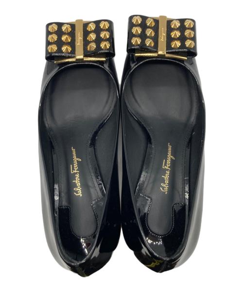 Salvatore Ferragamo（サルヴァトーレ フェラガモ）Salvatore Ferragamo (サルヴァトーレ フェラガモ) フラワースタッズパテントパンプス ブラック サイズ:4 1/2の古着・服飾アイテム