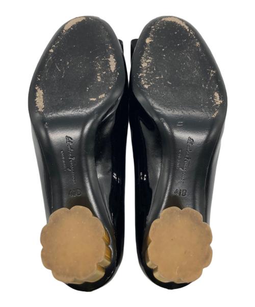 Salvatore Ferragamo（サルヴァトーレ フェラガモ）Salvatore Ferragamo (サルヴァトーレ フェラガモ) フラワースタッズパテントパンプス ブラック サイズ:4 1/2の古着・服飾アイテム