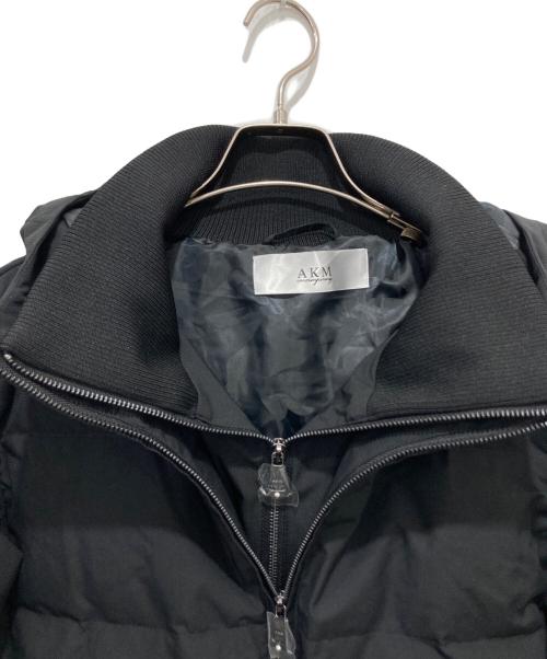 AKM Contemporary（エーケーエムコンテンポラリー）AKM Contemporary (エーケーエムコンテンポラリー) スタンドネックレイヤードダウンジャケット ブラック サイズ:Ｌ 未使用品の古着・服飾アイテム