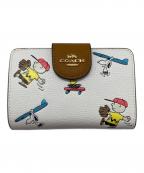 COACH×PEANUTSコーチ×ピーナッツ）の古着「スポーツ プリント2つ折り財布」｜ホワイト×ベージュ