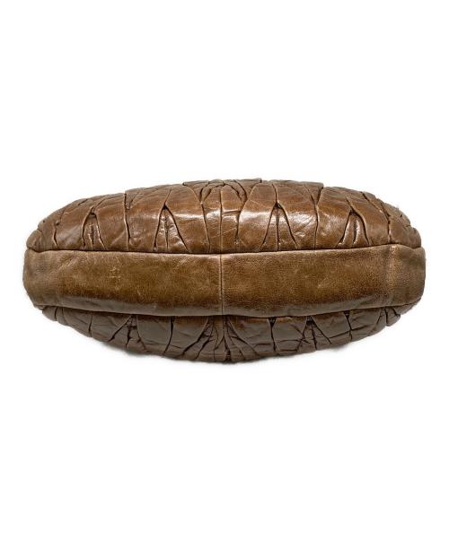 MIU MIU（ミュウミュウ）MIU MIU (ミュウミュウ) マテラッセワンショルダーバッグ ブラウンの古着・服飾アイテム