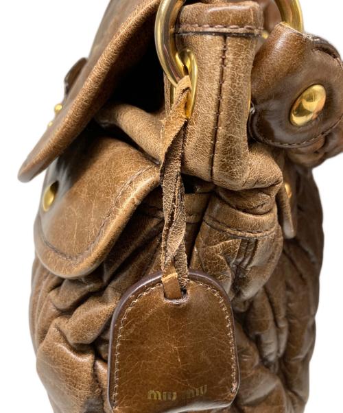 MIU MIU（ミュウミュウ）MIU MIU (ミュウミュウ) マテラッセワンショルダーバッグ ブラウンの古着・服飾アイテム
