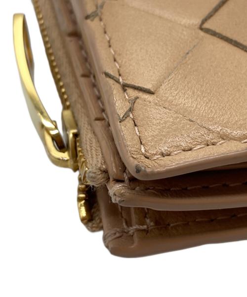 BOTTEGA VENETA（ボッテガベネタ）BOTTEGA VENETA (ボッテガベネタ) NAPPA イントレチャート二つ折り財布 ベージュの古着・服飾アイテム