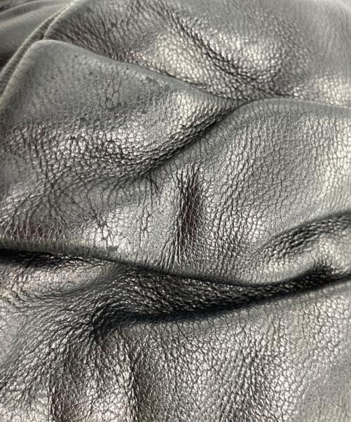 MIU MIU（ミュウミュウ）MIU MIU (ミュウミュウ) レザーショルダーバッグ ブラックの古着・服飾アイテム