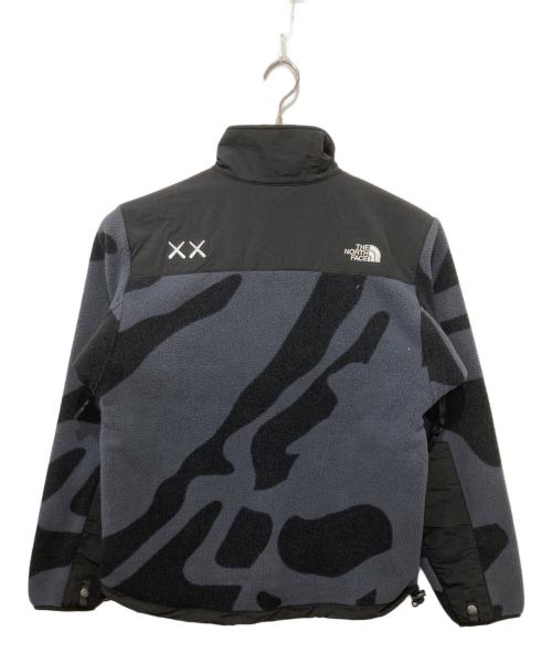 THE NORTH FACE（ザ ノース フェイス）THE NORTH FACE (ザ ノース フェイス) KAWS (カウズ) 95 DENARI JACKET/フリースジャケット ブラック×グレー サイズ:Sの古着・服飾アイテム