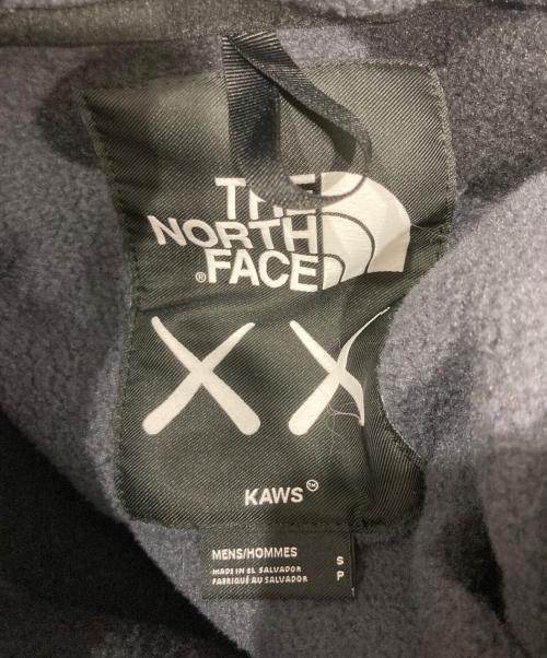 THE NORTH FACE（ザ ノース フェイス）THE NORTH FACE (ザ ノース フェイス) KAWS (カウズ) 95 DENARI JACKET/フリースジャケット ブラック×グレー サイズ:Sの古着・服飾アイテム