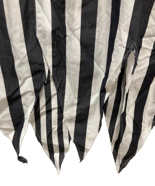 COMME des GARCONS HOMME PLUS（コムデギャルソンオムプリュス）COMME des GARCONS HOMME PLUS (コムデギャルソンオムプリュス) アシンメトリックヘムストライプシャツ グレー×ホワイト サイズ:Lの古着・服飾アイテム