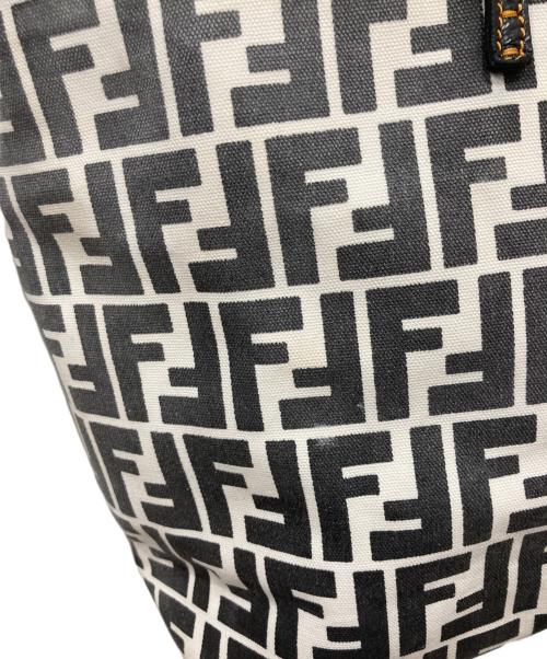 FENDI（フェンディ）FENDI (フェンディ) ズッカ柄トートバッグ ホワイト×グレーの古着・服飾アイテム