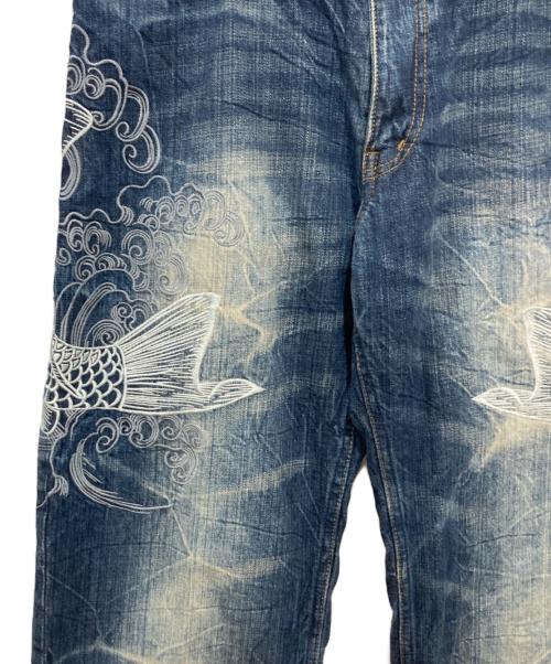 絡繰魂（カラクリタマシイ）絡繰魂 (カラクリダマシイ) 波と鯉刺繍デニムパンツ インディゴ サイズ:34の古着・服飾アイテム