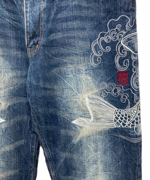 絡繰魂（カラクリタマシイ）絡繰魂 (カラクリダマシイ) 波と鯉刺繍デニムパンツ インディゴ サイズ:34の古着・服飾アイテム