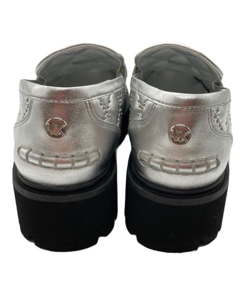 MICHAEL KORS（マイケル・コース）MICHAEL KORS (マイケル・コース) スタッズメタリックローファー シルバー サイズ:5Mの古着・服飾アイテム