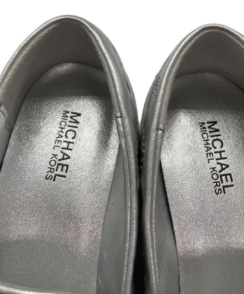 MICHAEL KORS（マイケル・コース）MICHAEL KORS (マイケル・コース) スタッズメタリックローファー シルバー サイズ:5Mの古着・服飾アイテム