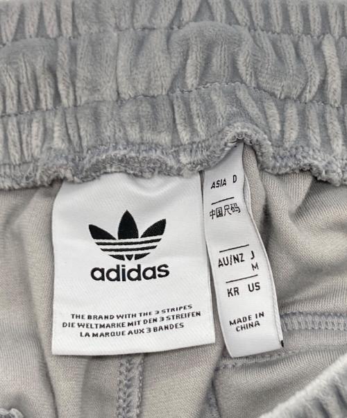 adidas（アディダス）adidas (アディダス) ベロア トラックパンツ グレー サイズ:Mの古着・服飾アイテム
