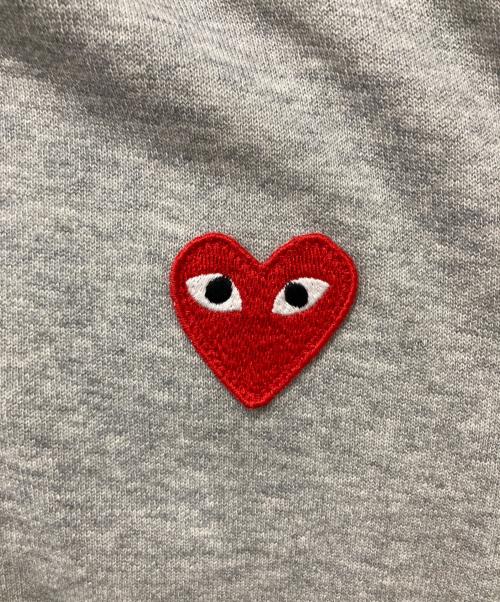 PLAY COMME des GARCONS（プレイコムデギャルソン）PLAY COMME des GARCONS (プレイコムデギャルソン) Zip-Up Hoodie With Red Emblem グレー サイズ:Sの古着・服飾アイテム