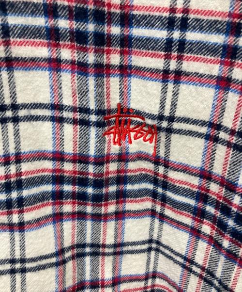 stussy（ステューシー）stussy (ステューシー) フーデッドチェックネルシャツ ホワイト×レッド サイズ:Lの古着・服飾アイテム