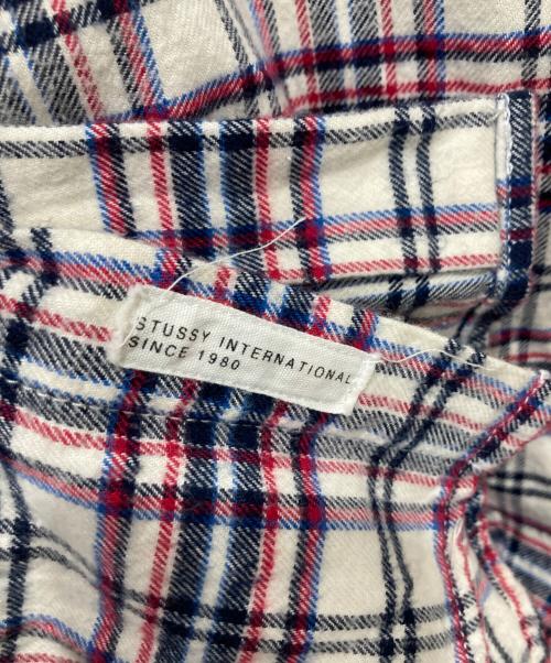 stussy（ステューシー）stussy (ステューシー) フーデッドチェックネルシャツ ホワイト×レッド サイズ:Lの古着・服飾アイテム
