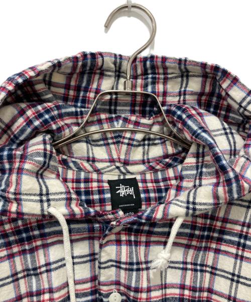 stussy（ステューシー）stussy (ステューシー) フーデッドチェックネルシャツ ホワイト×レッド サイズ:Lの古着・服飾アイテム